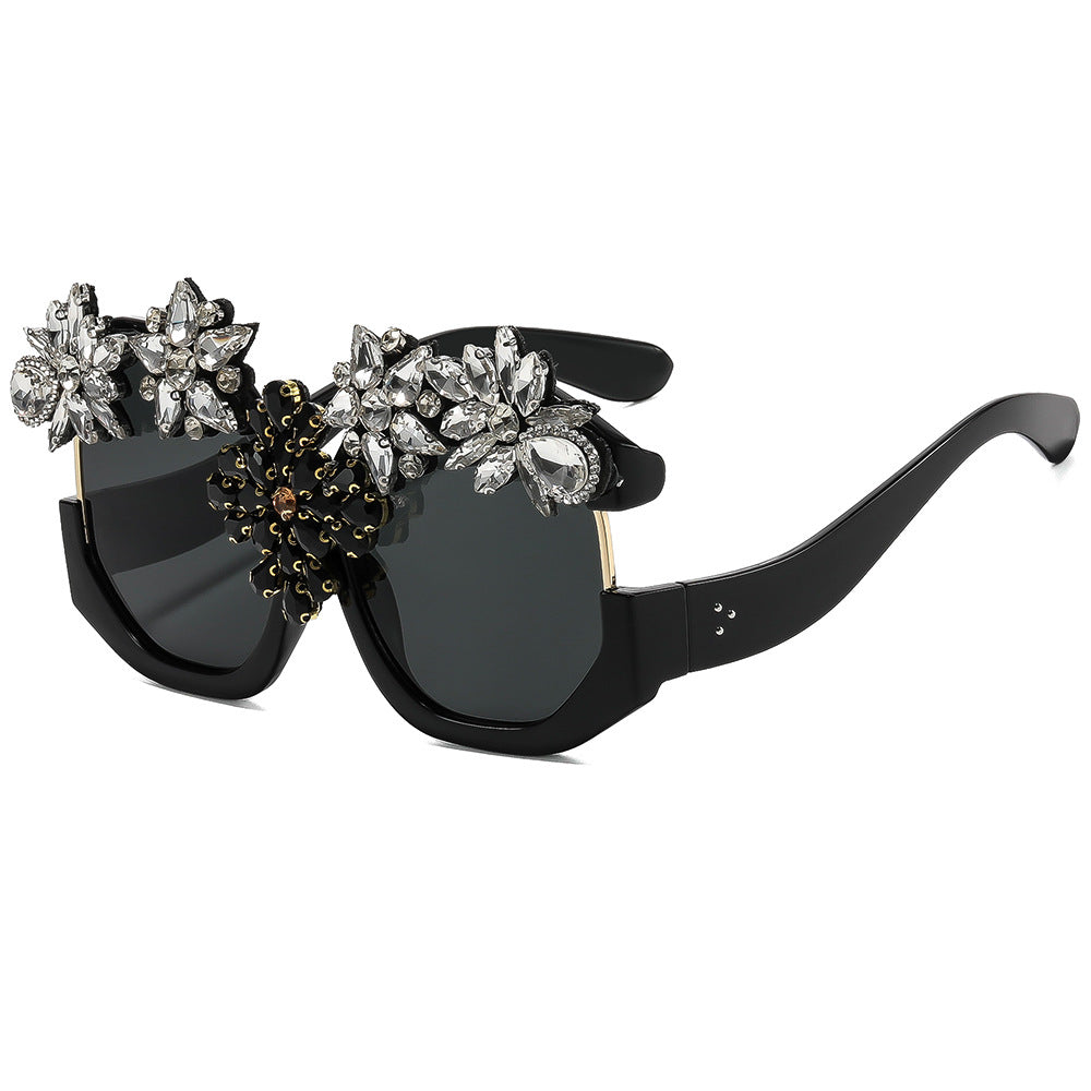 Damen Glamouröse Sonnenbrille mit funkelnden Kristallblüten Karnz
