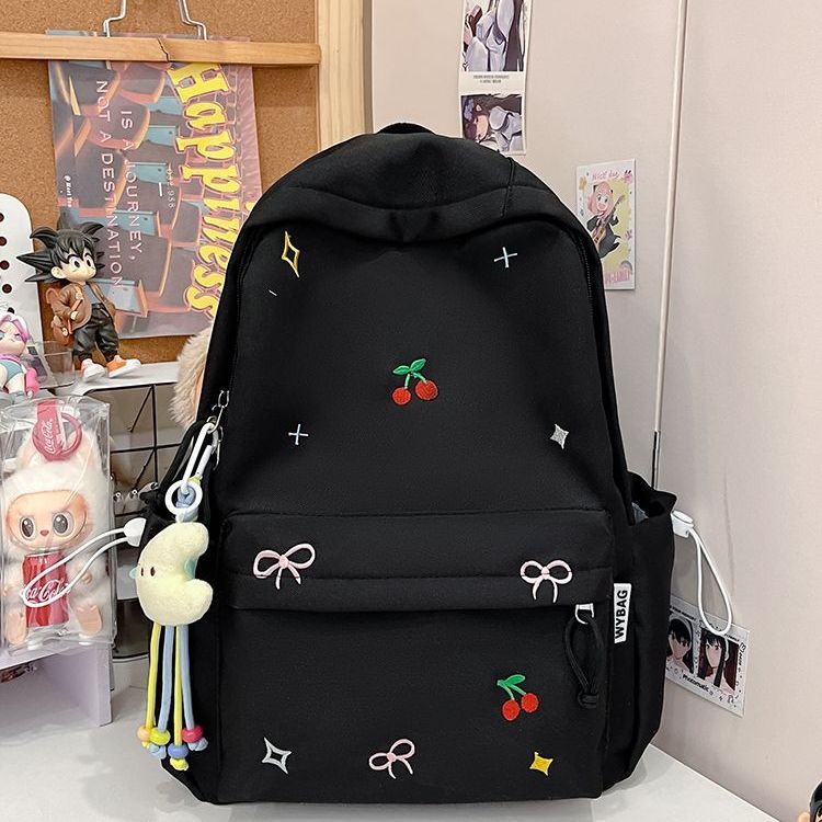 Verspielter Rucksack mit Stickereien Karnz