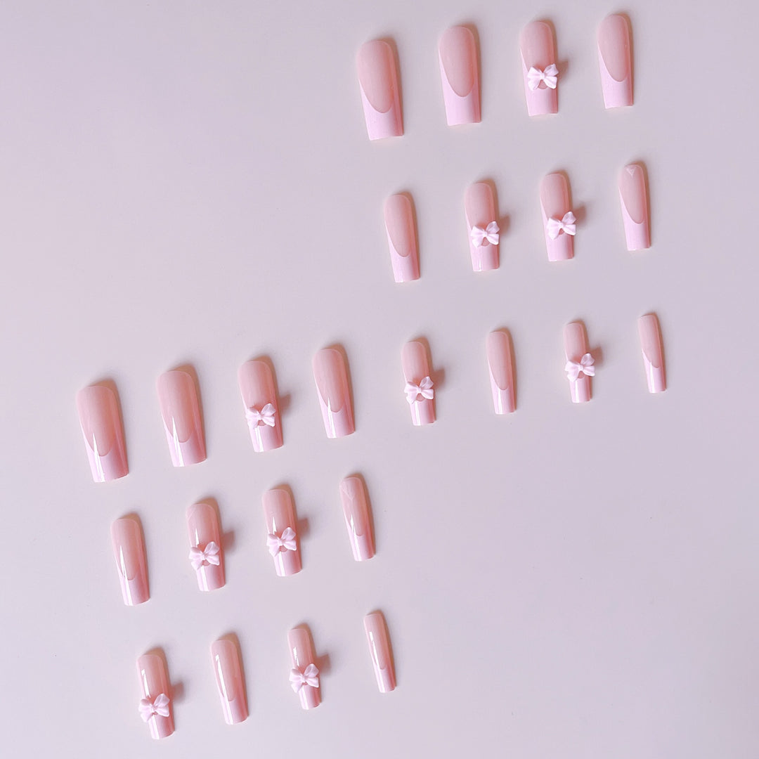 Kreatives Kunstnagelset mit Schleifenverzierungen Karnz