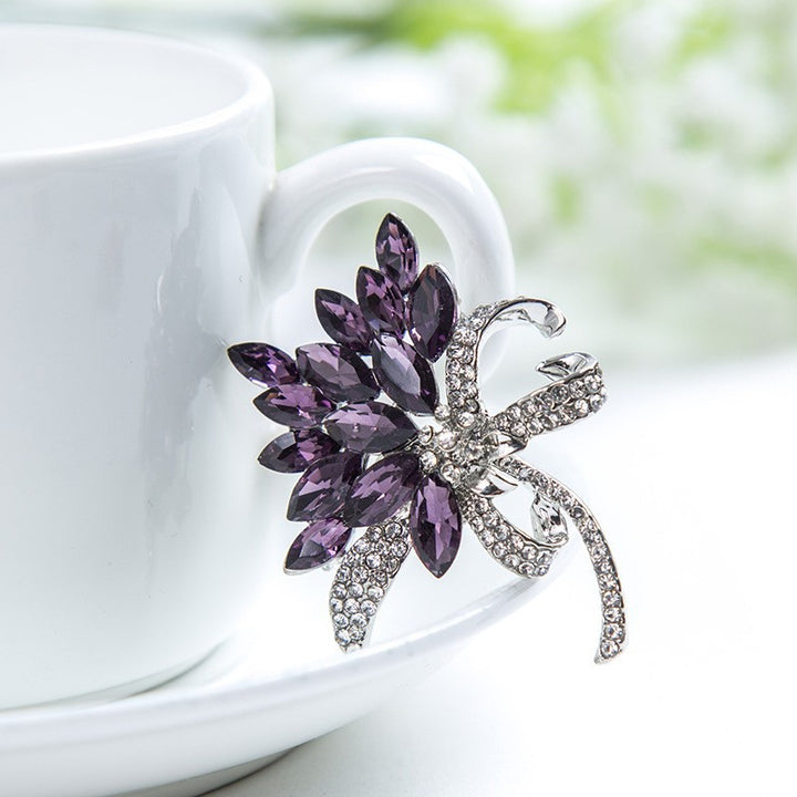 Funkelnde Brosche mit Floralen Design Karnz