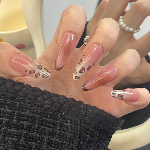 Künstlerisches Stiletto-Press-On-Nageldesign mit Leopardenakzenten Karnz
