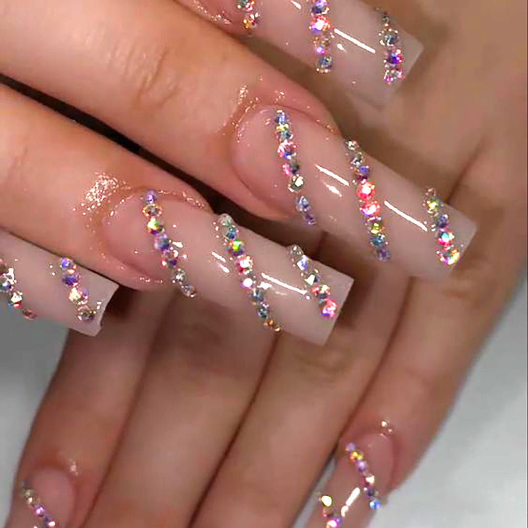 Kunstnagelset mit funkelnden Strass-Akzenten Karnz