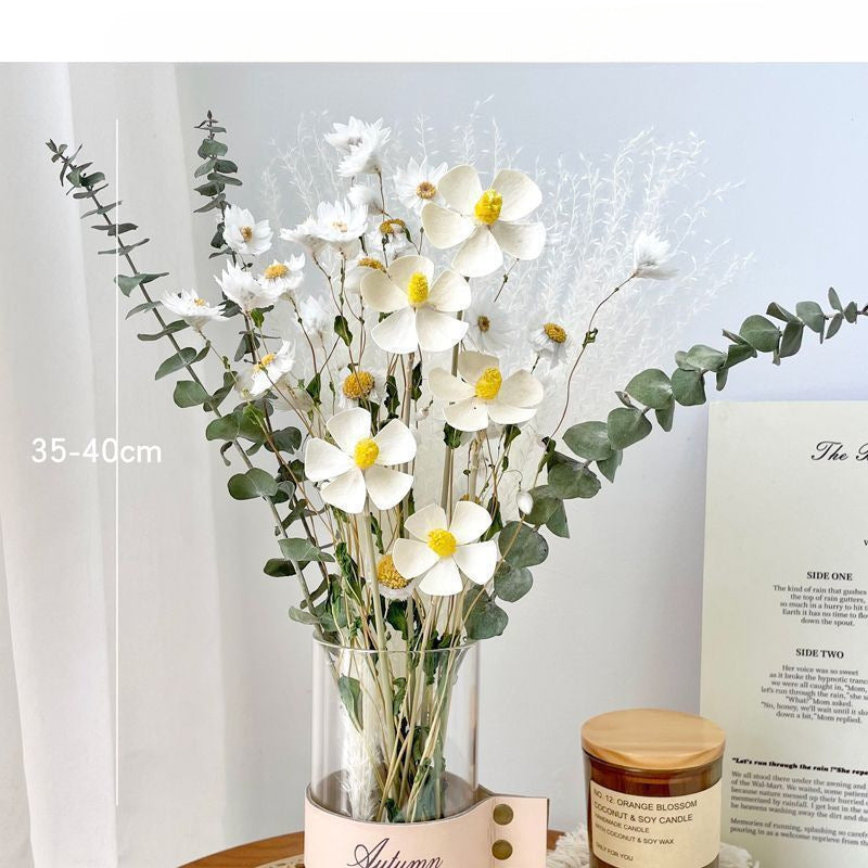 Getrockener Blumenstrauß Arrangierung mit dekorativen Elementen