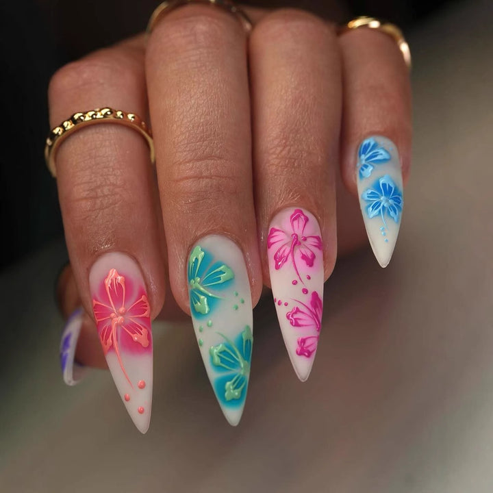 Kunstnagelset mit lebhaften 3D-Blütenmotiven Karnz