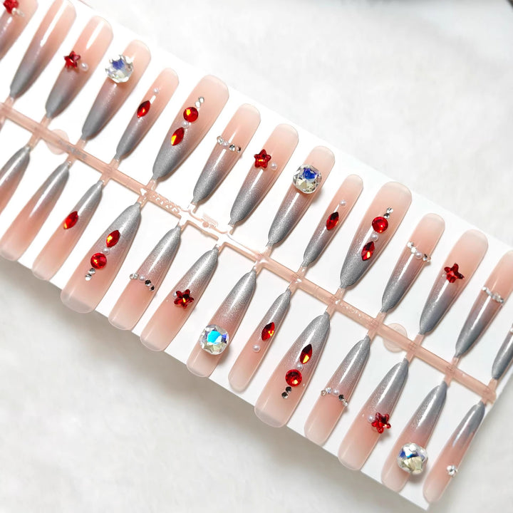 Kunstnägel mit Glamourösem Design und Funkelnden Akzenten Karnz