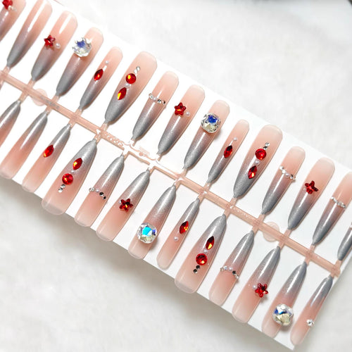 Kunstnägel mit Glamourösem Design und Funkelnden Akzenten Karnz