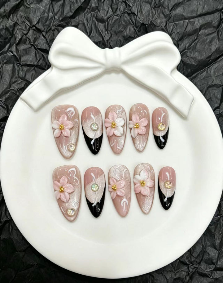 Dekoratives Press-On Nagelkunst-Set mit floralen und verspielten Designs