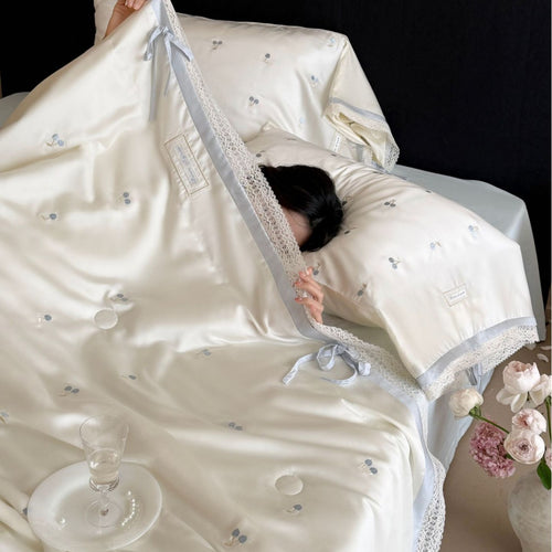 Luxuriöses Baumwollsatin-Bettwäscheset mit Kirsch‑Print, Spitzenbordüre und Volant