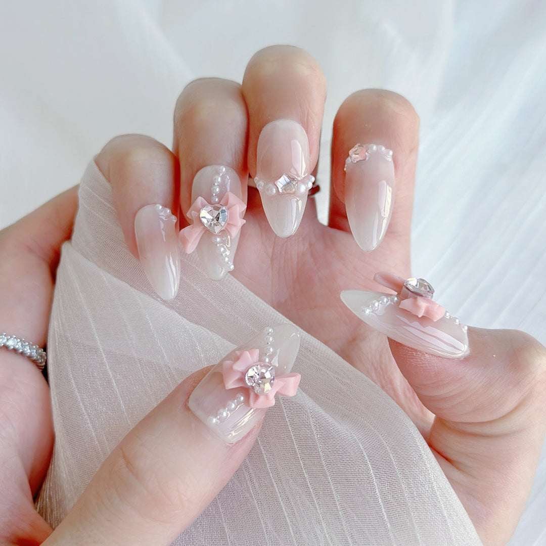 Dekoratives Press-On-Nagelkunst-Set mit glitzernden floralen Akzenten