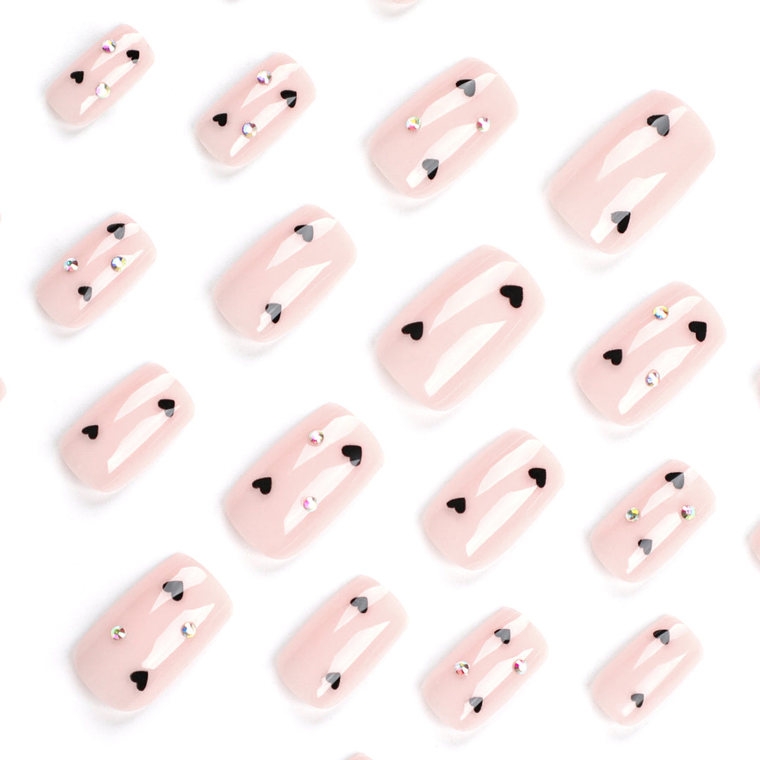 Kunstvolle Nagelkunst mit Herz-Design und Glitzerakzenten Karnz