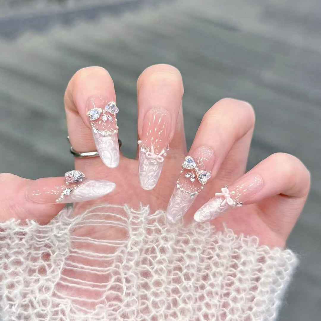 Dekoratives Stiletto Druck-Nagel-Set mit Schleifen- und Juwelenelementen Karnz