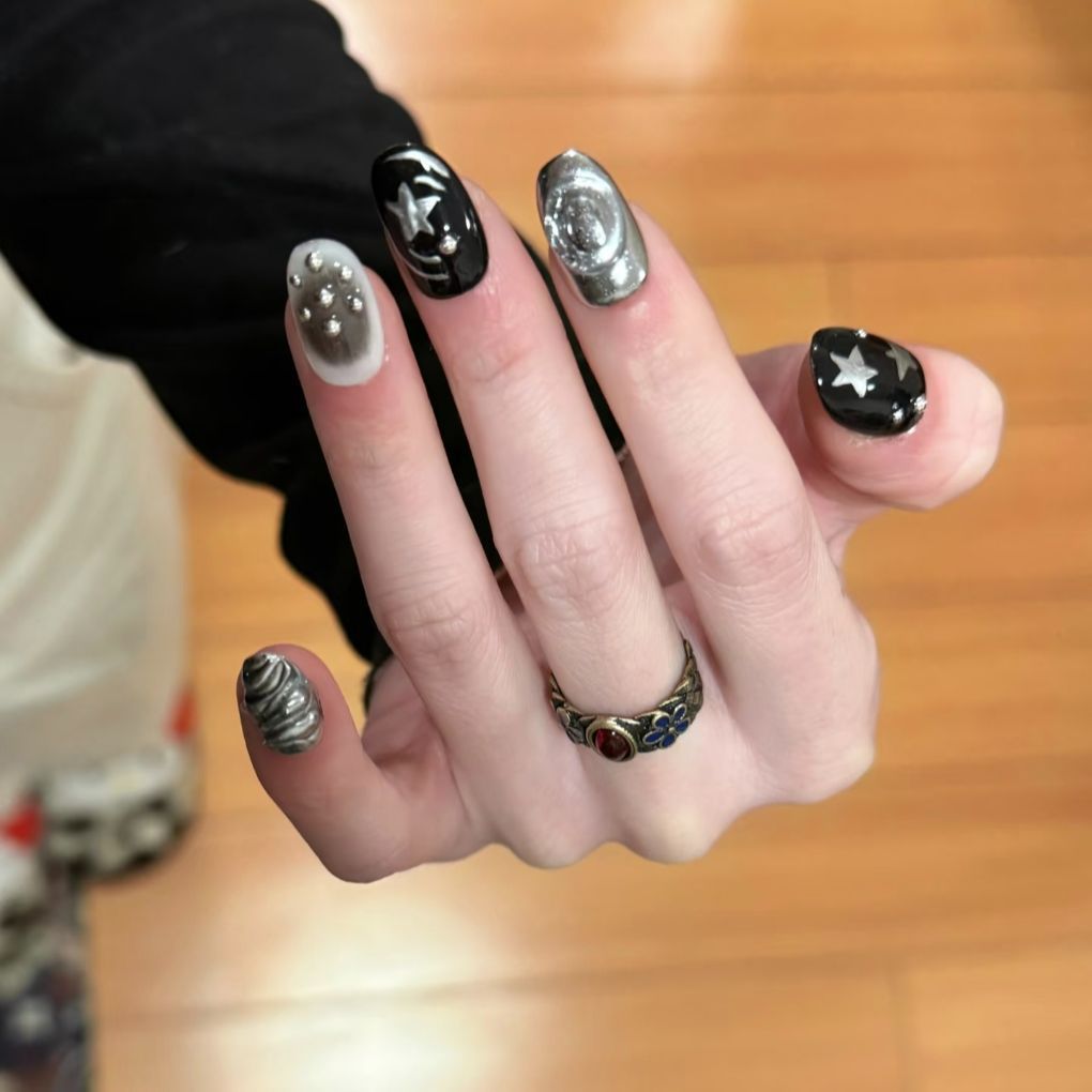 Künstlerisches Nagelkunstdesign