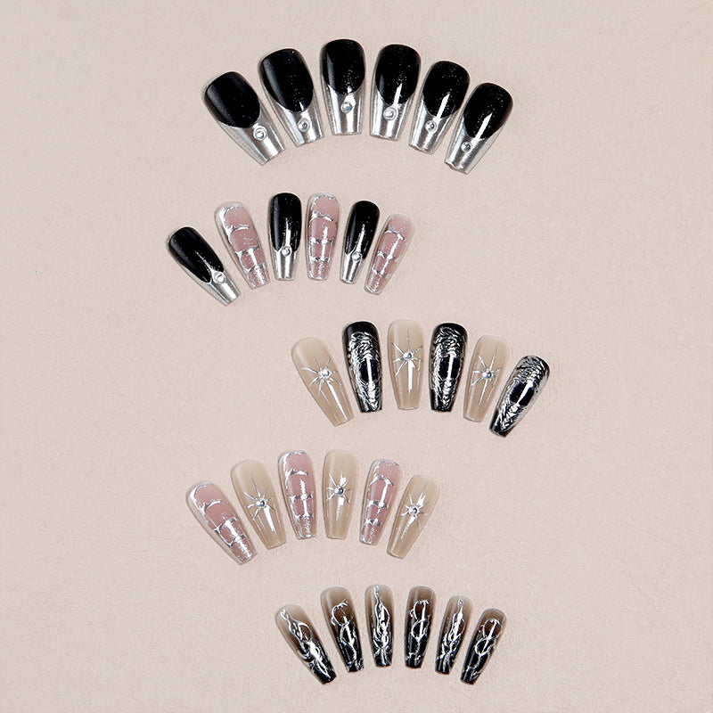 Kunstvolle Nagelspitzen mit eleganten Mustern Karnz