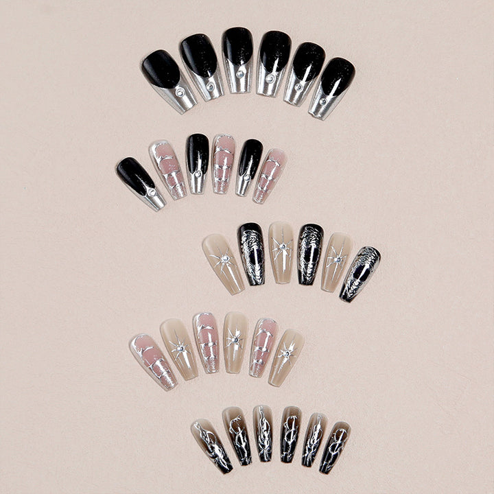 Kunstvolle Nagelspitzen mit eleganten Mustern Karnz