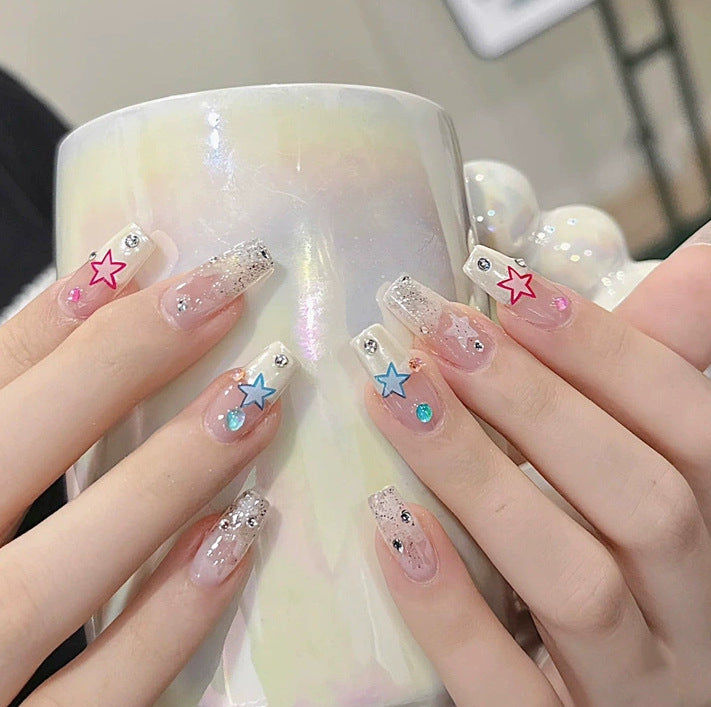 Elegantes Nageldesign mit Perlenverzierung Karnz