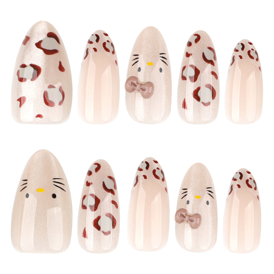 Kreative Nagelkunst mit niedlichem Katzenmotiv und Glitzerakzenten Karnz