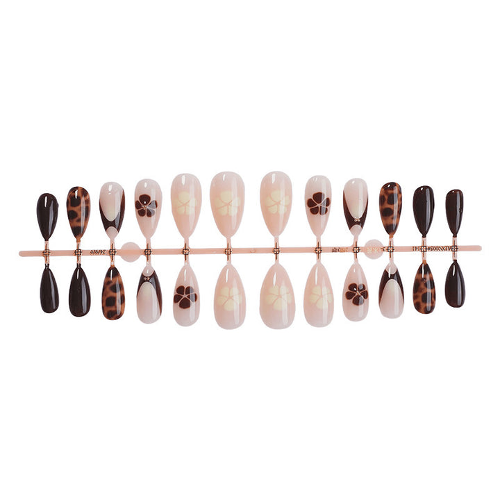 Kreatives Kunstnagelset mit floralem und Leoparden-Muster Karnz