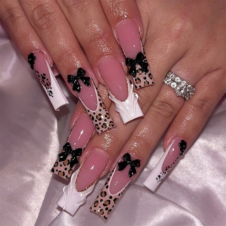 Kunstnagelset mit glamourösen Akzenten und 3D-Details Karnz