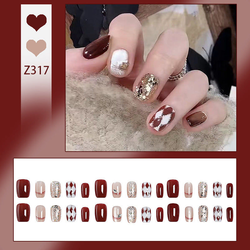 Künstliche Nagelspitzen mit glamourösen Details Karnz