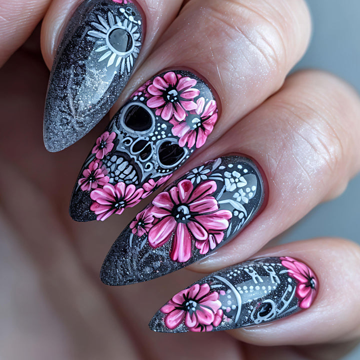 Kunstnägel mit Lebendigem Totenschädel-Design und Floralen Akzenten Karnz