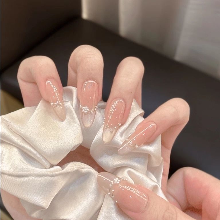 Elegante mit Strass verzierte Press-On Nagelspitzen Karnz