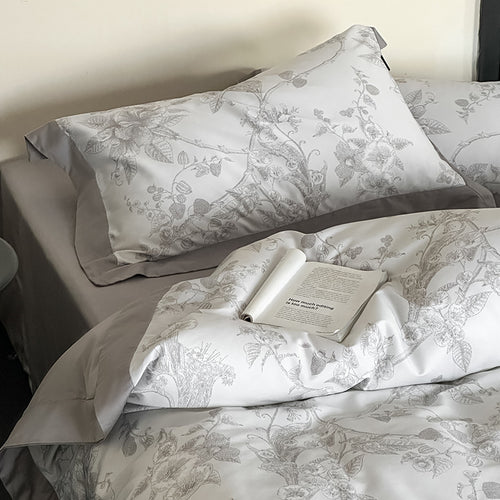Exklusive Baumwollsatin-Bettwäschegarnitur mit floraler Jacquardstruktur und Wendefunktion