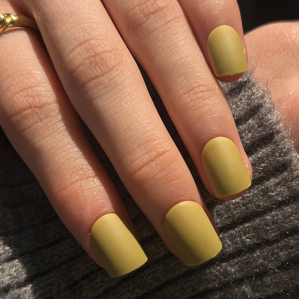 Künstliche Nagelkunst mit mattem Finish Karnz