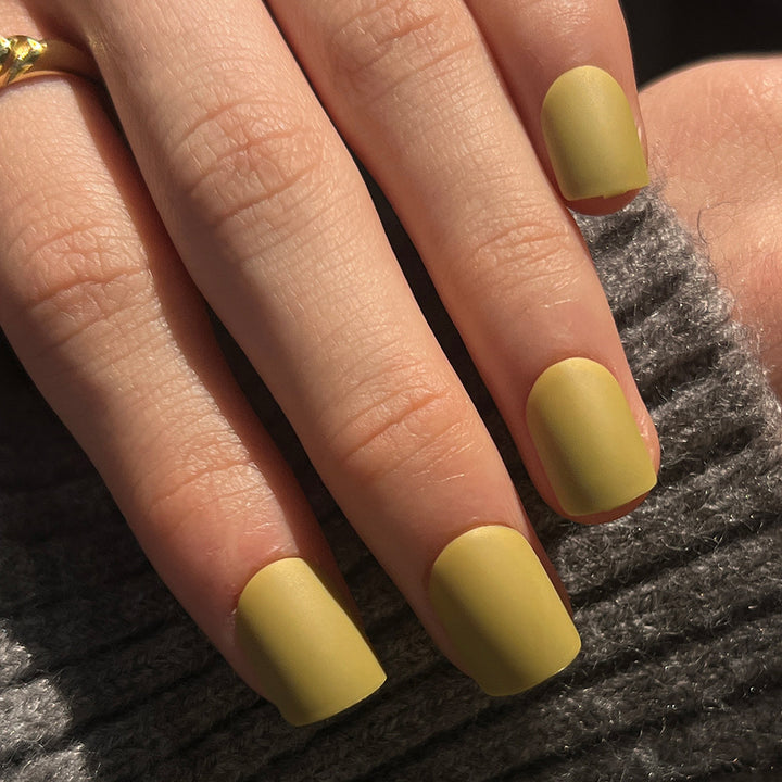 Künstliche Nagelkunst mit mattem Finish Karnz