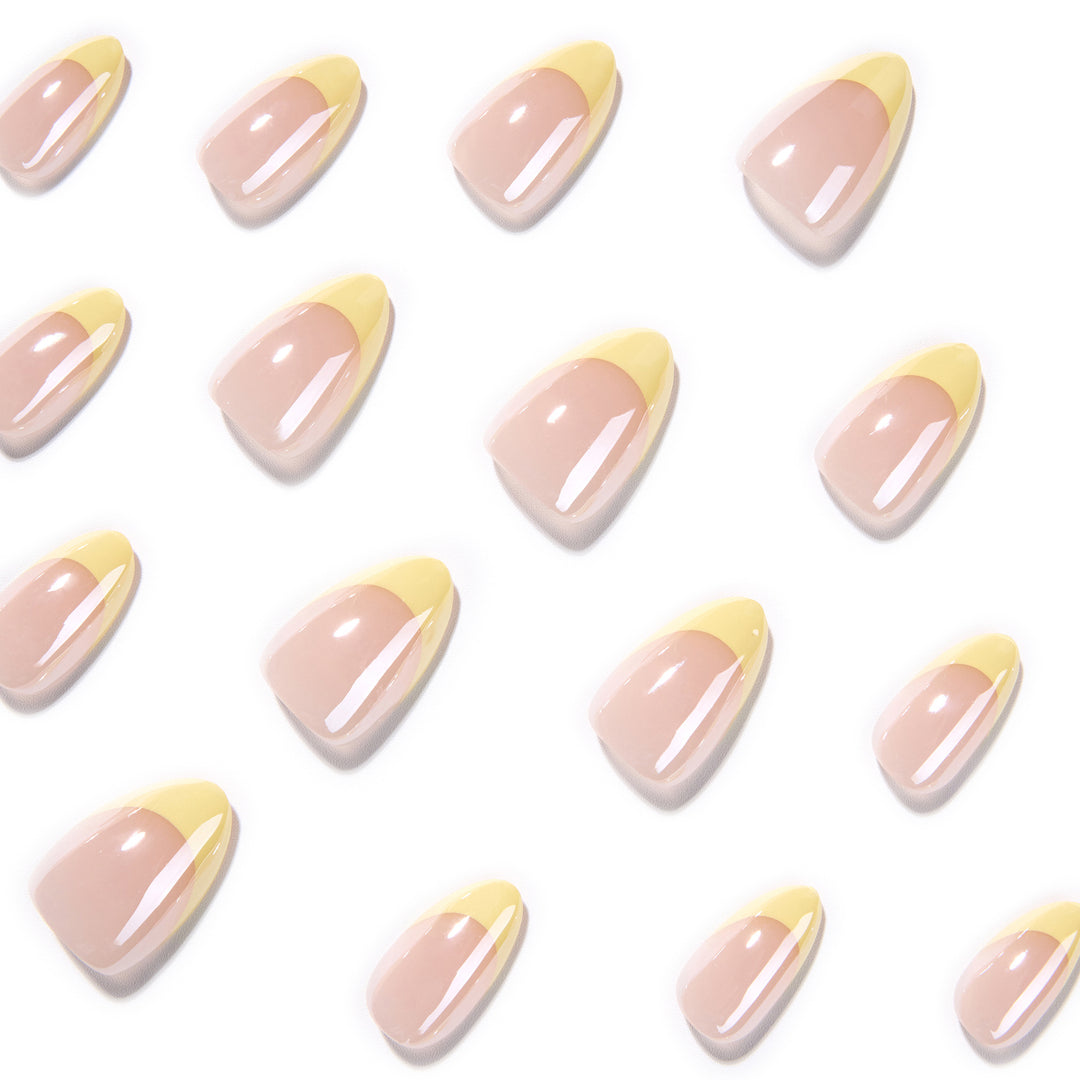 Elegante und raffinierte Nagelkunst mit schimmerndem French-Tip Karnz