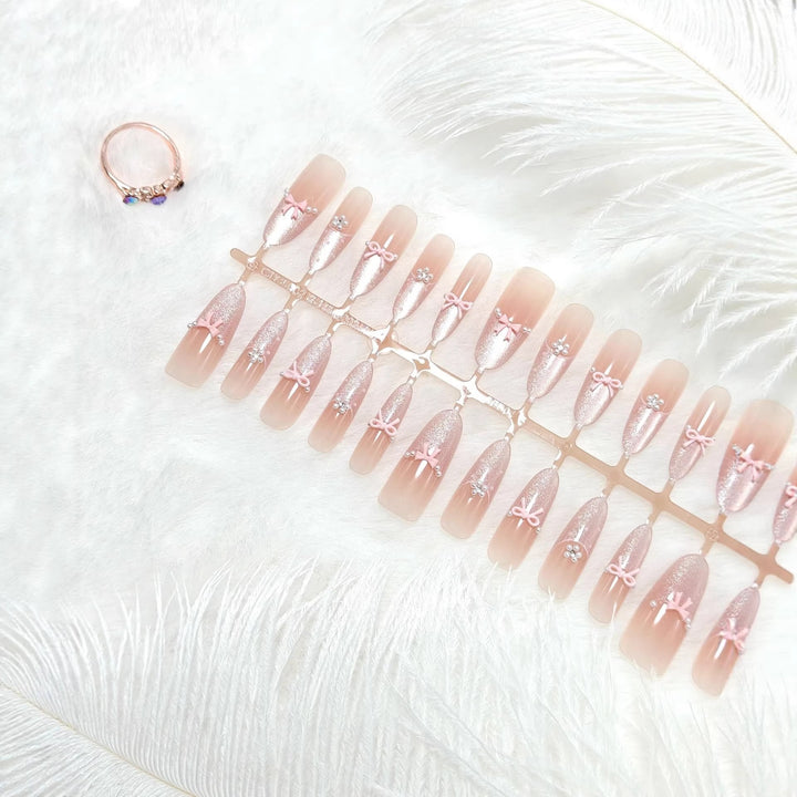 Kunstnägel mit elegantem Glitzer- und Schleifen-Design Karnz