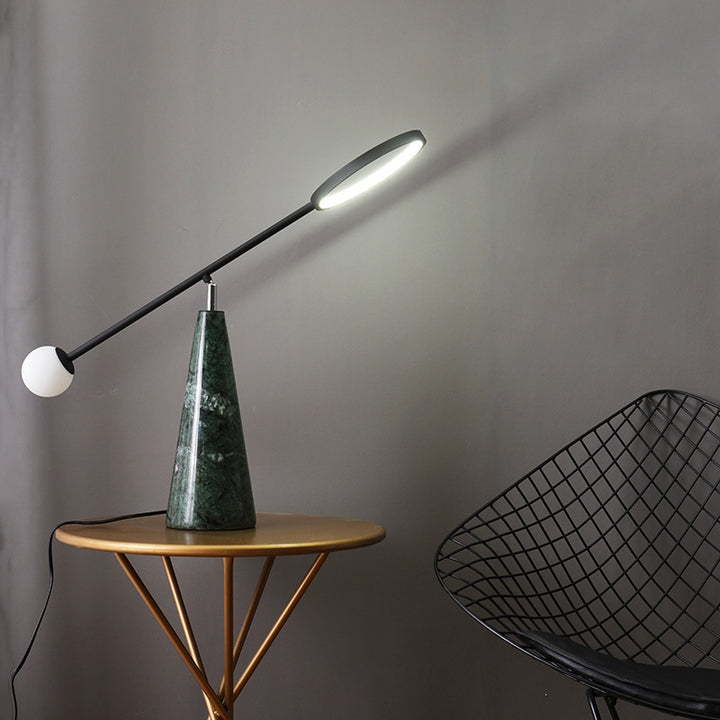 Moderne verstellbare Schreibtischlampe mit geometrischem Sockel
