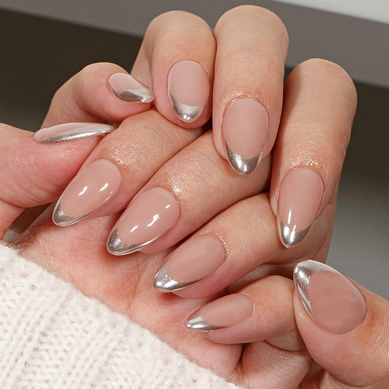 Kunstnagelset mit modernem French-Tip-Design Karnz