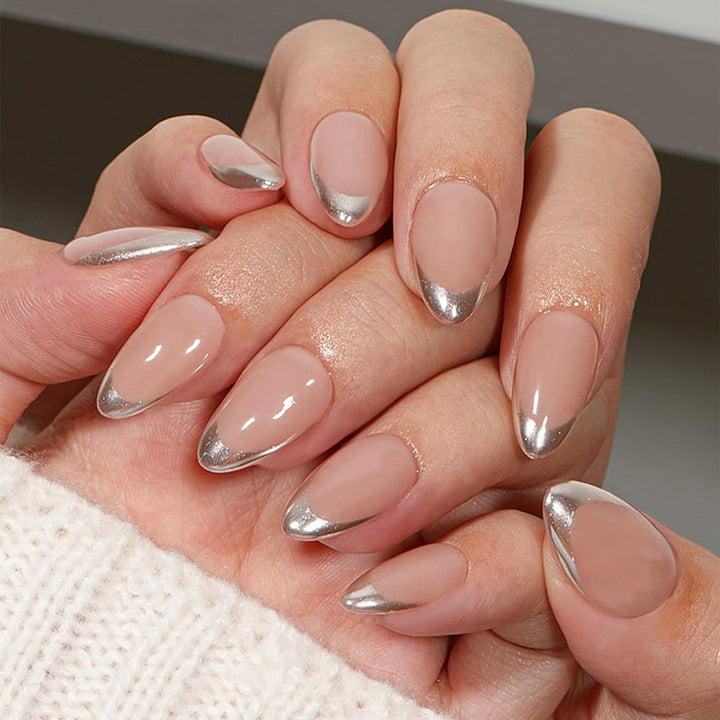 Kunstnagelset mit modernem French-Tip-Design Karnz