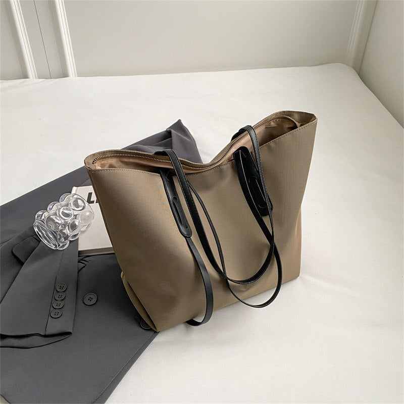 Schlanke Minimalistische Tragetasche Karnz