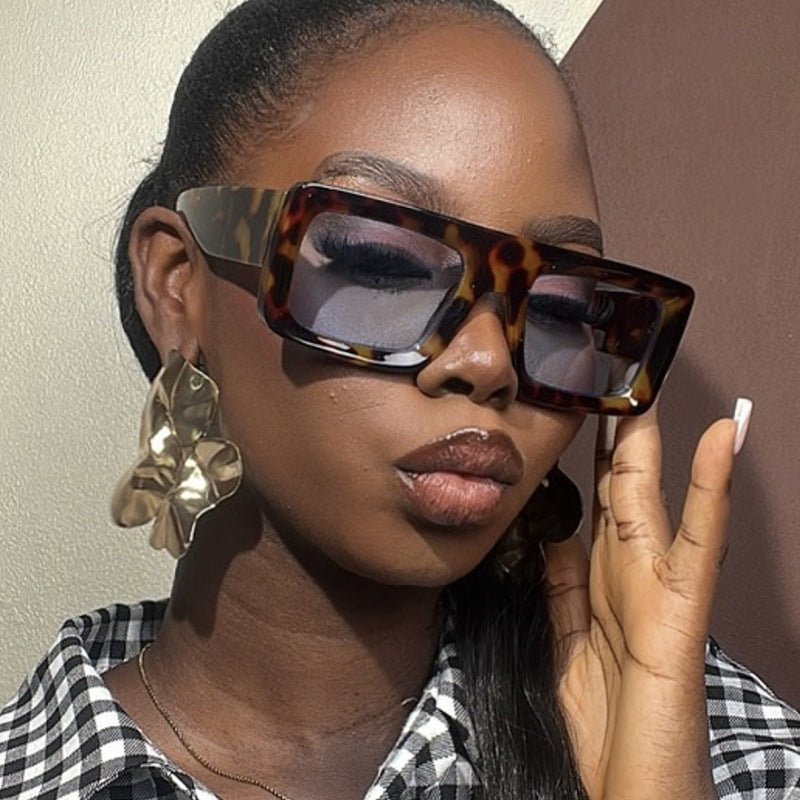 Damen modische quadratische Sonnenbrille mit robustem Rahmen und schützenden Gläsern Karnz