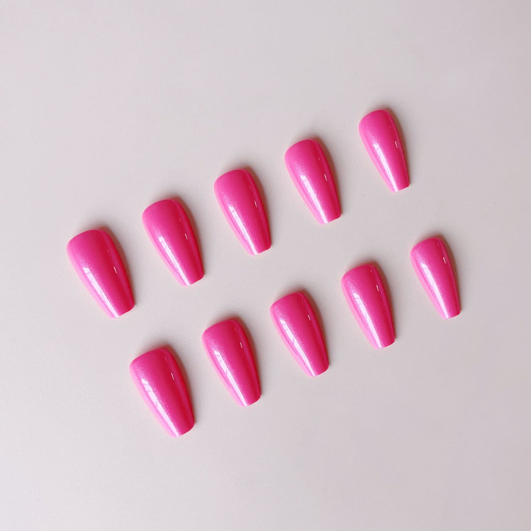 Kunstnagelset mit hochglänzendem finish und stilvollen länglichen Spitzen Karnz