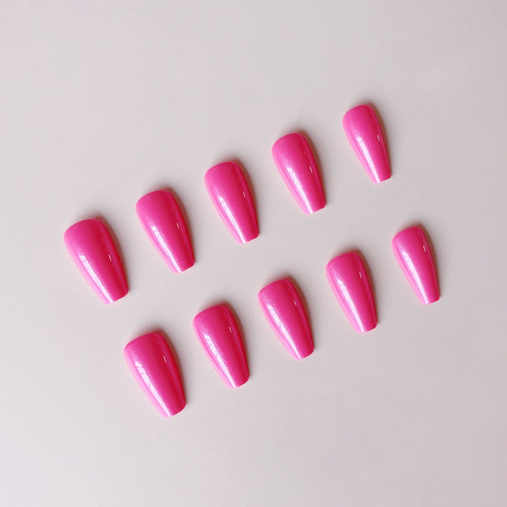 Kunstnagelset mit hochglänzendem finish und stilvollen länglichen Spitzen Karnz