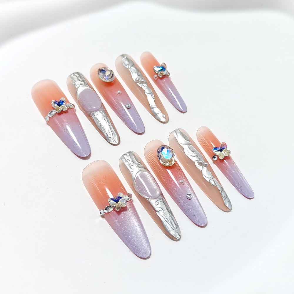 Kunstnägel mit Elegantem Ombre-Design und Schmuckakzenten Karnz