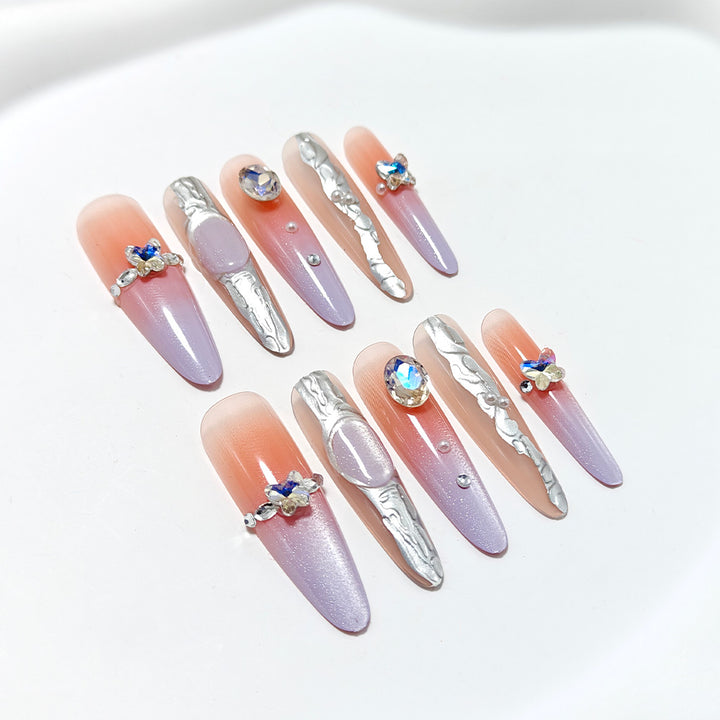 Kunstnägel mit Elegantem Ombre-Design und Schmuckakzenten Karnz
