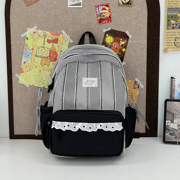 Stylischer gestreifter Rucksack mit dekorativen Akzenten Karnz