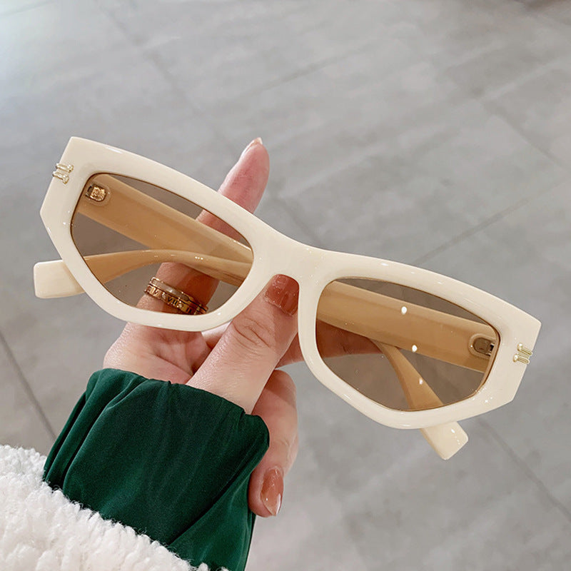 Damen geometrische Sonnenbrille mit geschwungenem Rahmen und schützendem UV-Filter Karnz