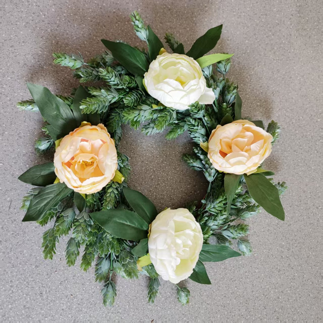 Lebensechter Blumenkranz mit grünen Akzenten
