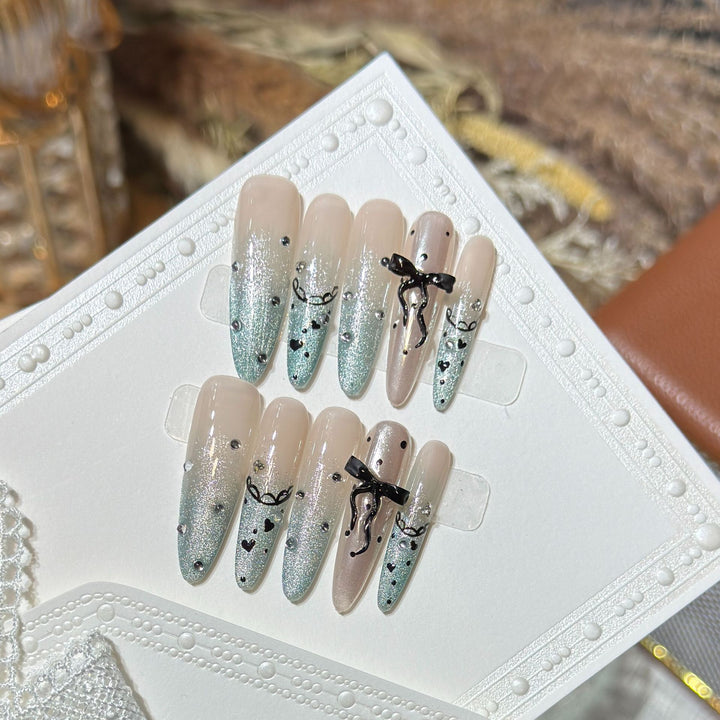 Elegantes Stiletto Press-On Nagelset mit Strass- und Schleifenakzenten Karnz
