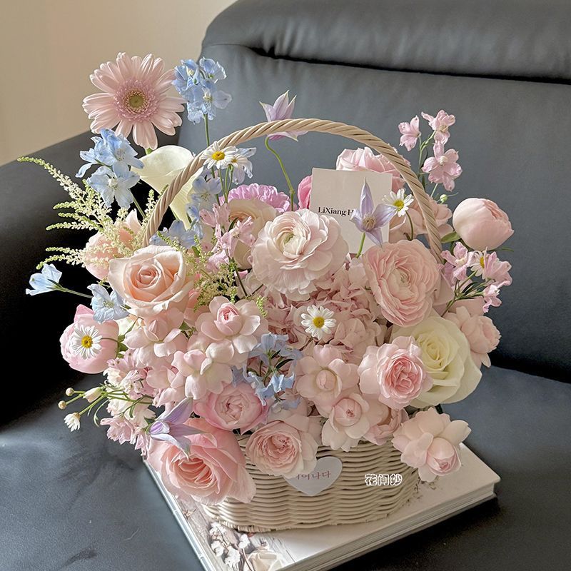 Luxuriöse handgefertigte Blumenkorbbesteckung