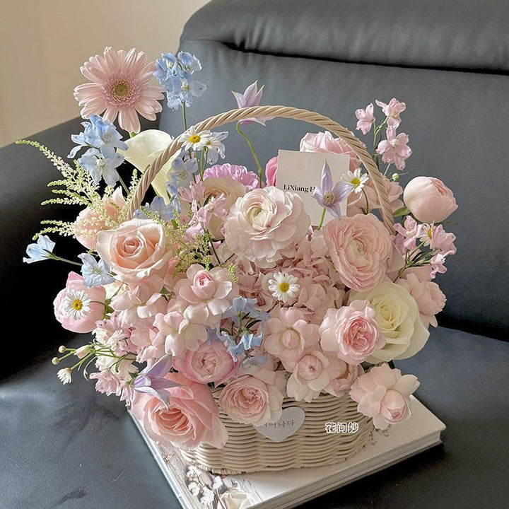 Luxuriöse handgefertigte Blumenkorbbesteckung