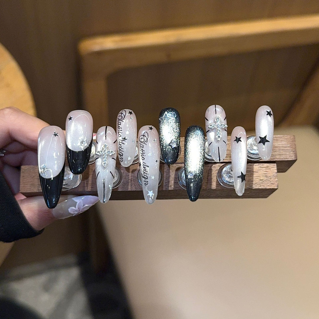 Kunstnägel mit Verspieltem Sternen-Design Karnz