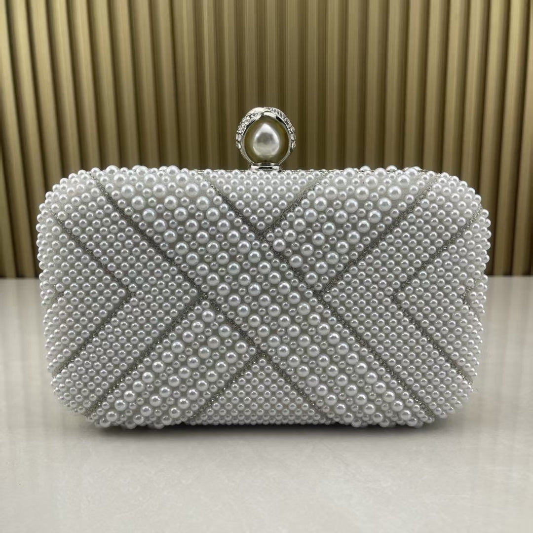 Perlenverzierte Abend-Clutch