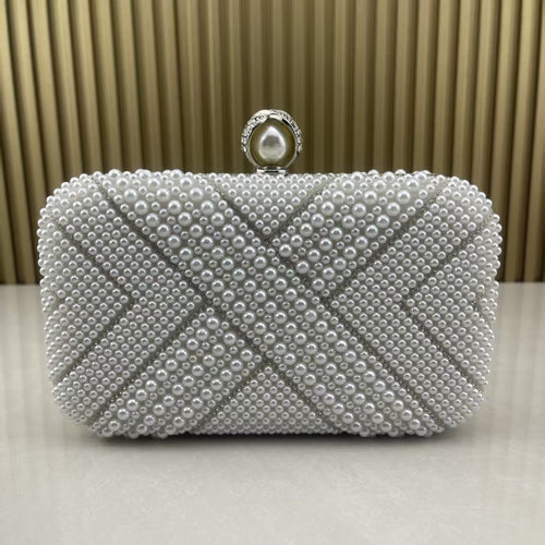 Perlenverzierte Abend-Clutch