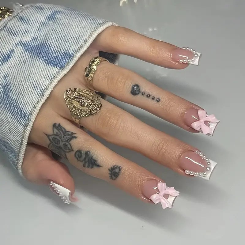 Künstliche Nagelspitzen mit eleganten Schleifen und Perlenverzierungen Karnz