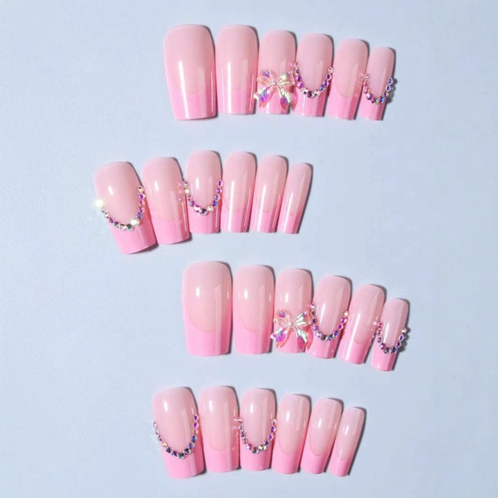 Kunstnagelset mit eleganten Verzierungen Karnz